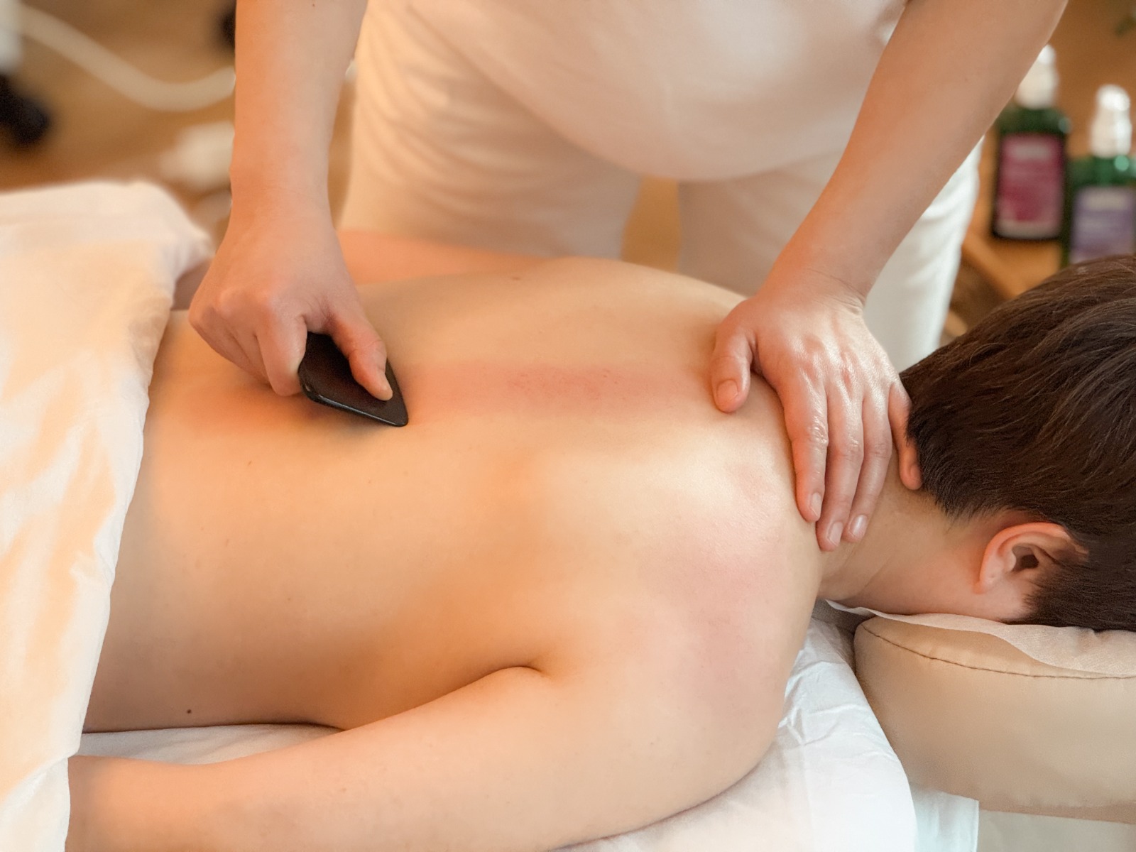 Gua-Sha-Anwendung am Rücken